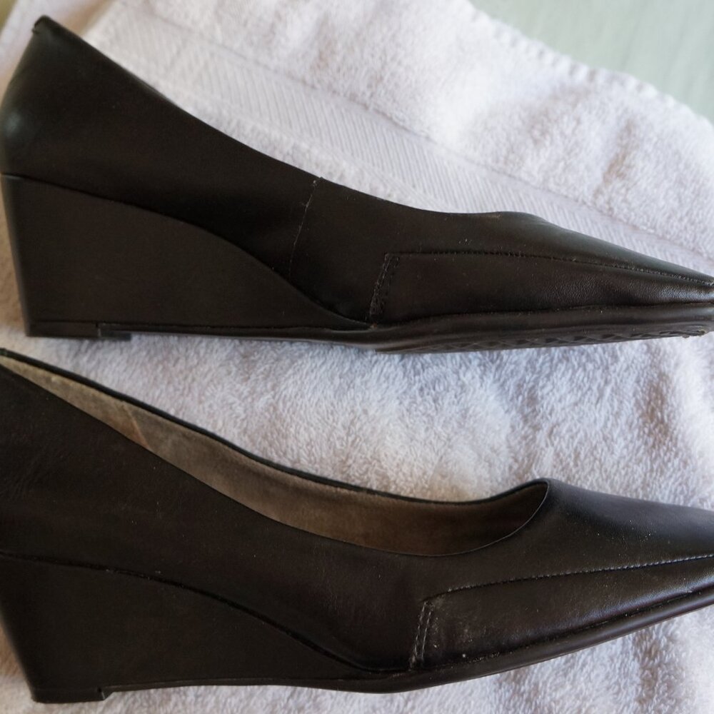 Aerosoles 8M Slip On Wedge Black Leather Closed Toe Casual Comfort Shoes